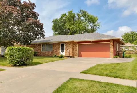 460 N 9th St, Carlisle, IA 50047