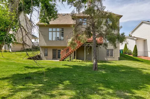 8004 Wilden Dr, Urbandale, IA 50322