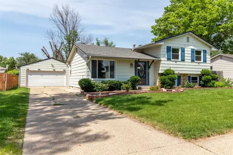 7013 Twana Dr, Urbandale, IA 50322