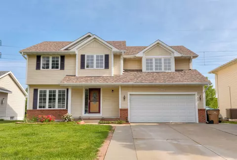 9217 Ridgeview Dr, Johnston, IA 50131