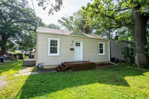 3913 Lawnwoods Dr, Des Moines, IA 50310