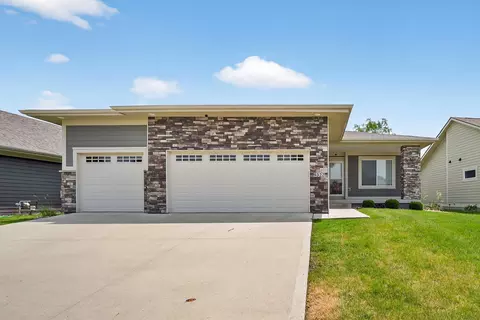 9322 Bellflower Ln, Norwalk, IA 50211