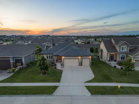655 NE Dellwood Dr, Waukee, IA 50263