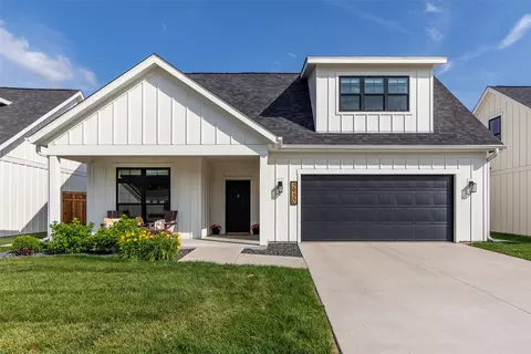 2930 Green Hills Dr, Ames, IA 50014