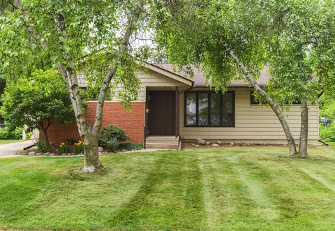 2217 Meadow Ln, West Des Moines, IA 50265