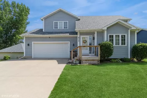 6113 E Oakwood Dr, Pleasant Hill, IA 50327
