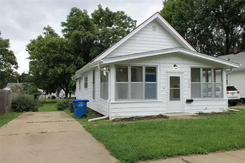 2735 Lyon St, Des Moines, IA 50317