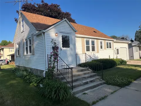 103 S 3rd St, Winterset, IA 50273