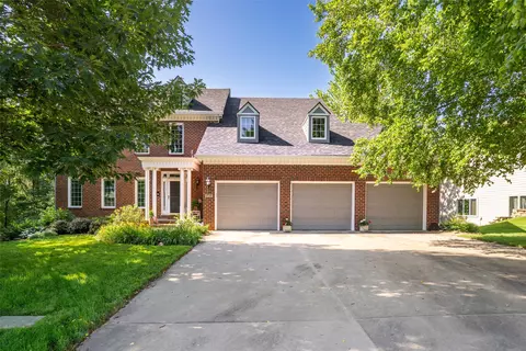 4728 Oakwood Ln, West Des Moines, IA 50265
