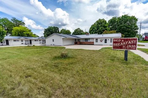 715 N John Wayne Dr, Winterset, IA 50273