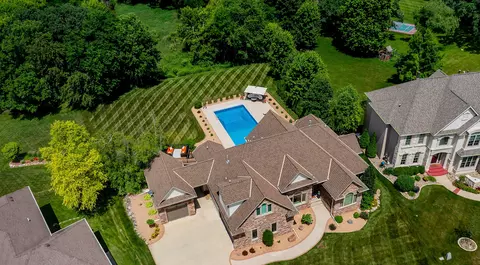 15217 Oakwood Dr, Urbandale, IA 50323