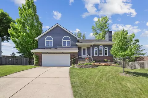 1236 NW 108th Cir, Clive, IA 50325