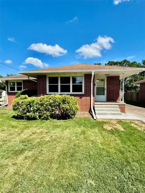 2327 Glenbrook Dr, Des Moines, IA 50316