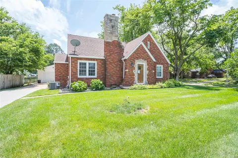 416 Grand Ave, West Des Moines, IA 50265