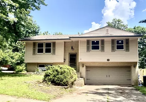 815 Knob Hill Dr, Des Moines, IA 50317