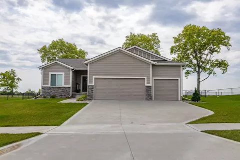 820 Sandstone Pt, Waukee, IA 50263