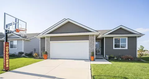 1165 Locust St, Waukee, IA 50263