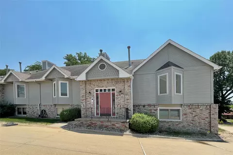 8176 Dellwood Dr, Urbandale, IA 50322