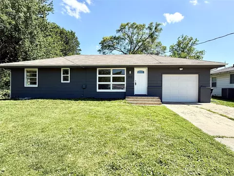 211 E Leach Ave, Des Moines, IA 50315