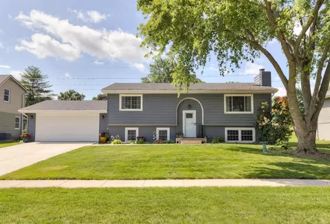 4926 Lakewood Dr, Norwalk, IA 50211