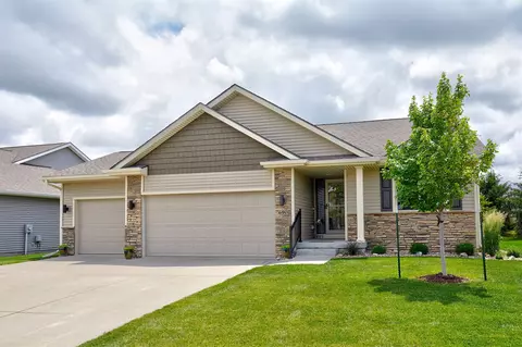 690 SE Driftwood Ln, Waukee, IA 50263