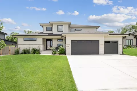 10416 Hidden Valley Dr, Johnston, IA 50131