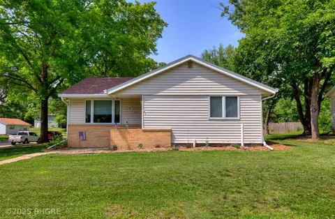 910 W Boston Ave, Indianola, IA 50125