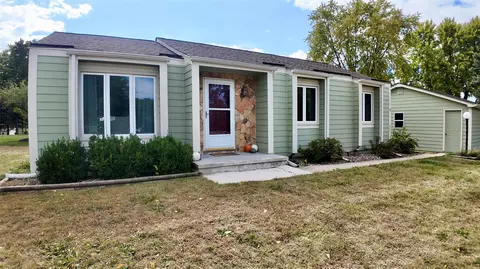 4221 90th St, Urbandale, IA 50322
