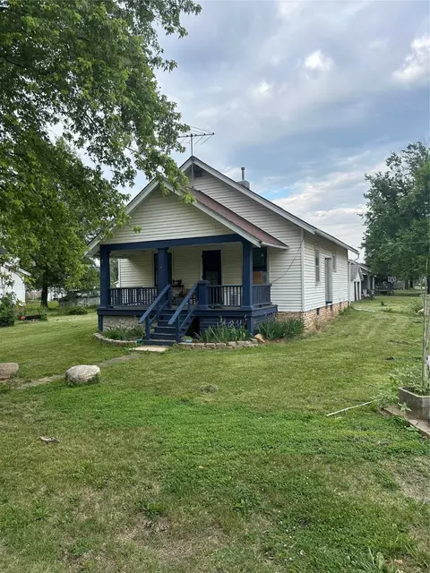 412 SW 1st St, Melcher Dallas, IA 50163