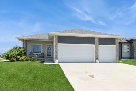 5419 166th Ct, Urbandale, IA 50323