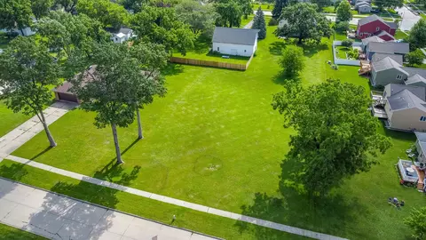 675 7th St, Waukee, IA 50263