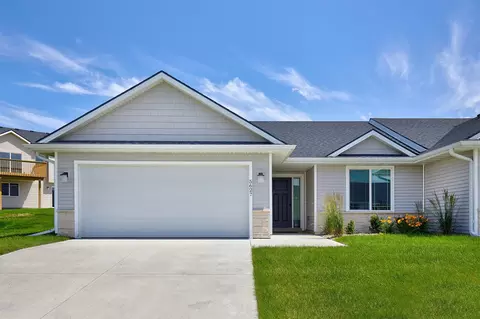 5627 NE Creek Ridge Dr, Ankeny, IA 50021
