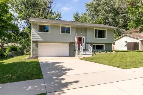 7209 Ridgemont Dr, Urbandale, IA 50322