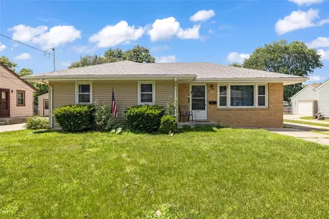 1916 E 27th Ct, Des Moines, IA 50317