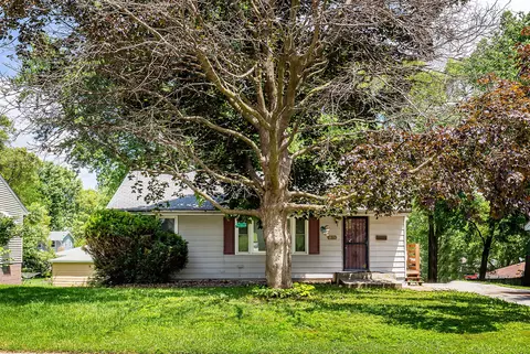 832 E Lacona Ave, Des Moines, IA 50315