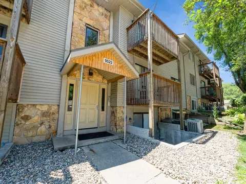 9523 University Ave #3, Clive, IA 50325