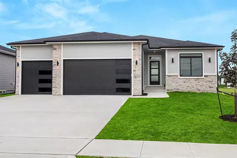 17211 Northview Dr, Urbandale, IA 50323