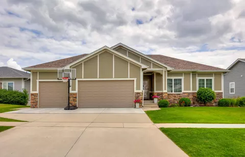 9824 Dunmore Cir, Johnston, IA 50131