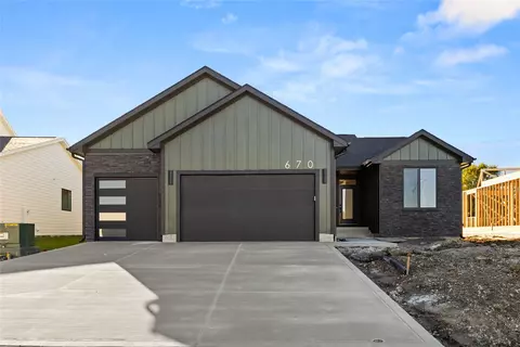 670 NW Georgetown Dr, Waukee, IA 50263