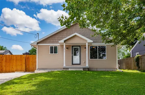 2211 E 38th St, Des Moines, IA 50317