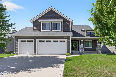8705 Coachlight Dr, West Des Moines, IA 50266