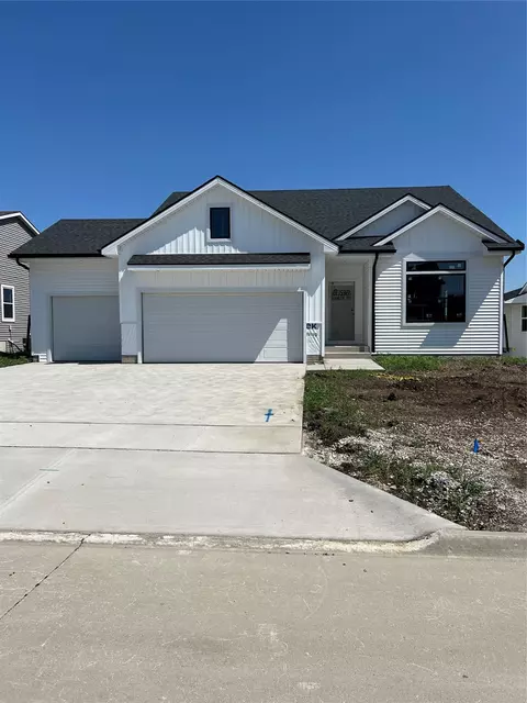 154 Crossroads Dr, Des Moines, IA 50320