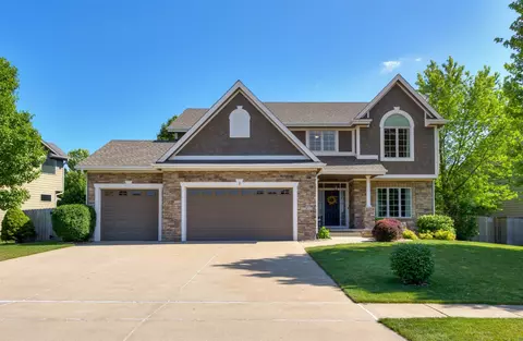15915 Ridgemont Dr, Urbandale, IA 50323