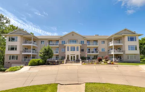 14100 Pinnacle Pointe Dr #202, Clive, IA 50325