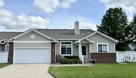 9516 Fir Ln, Johnston, IA 50131