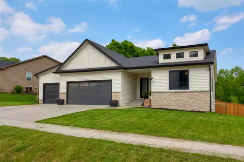 825 Sunburst Dr, Pleasant Hill, IA 50327