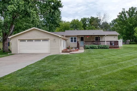 1214 Marion Ave, Pella, IA 50219