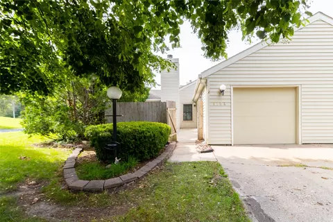 8704 Ginger Ln, Urbandale, IA 50322