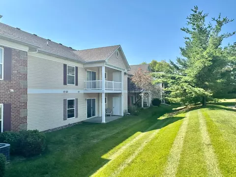 2128 NW 156th St #27, Clive, IA 50325