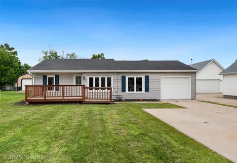 808 E 8th St S, Newton, IA 50208